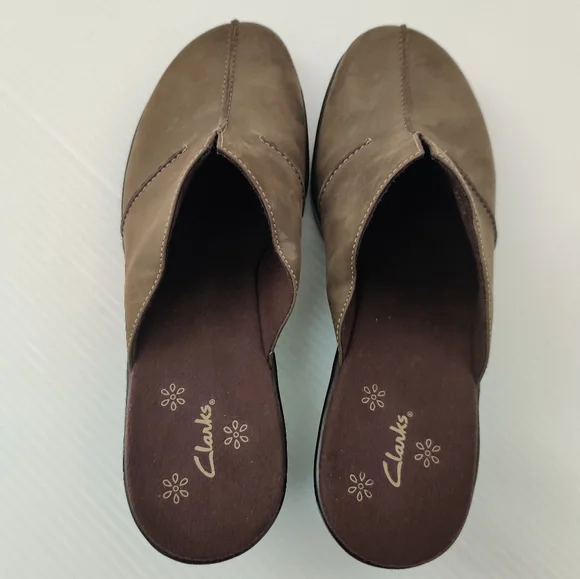 Clarks Women's Army Green Mules - Picture 1 of 7